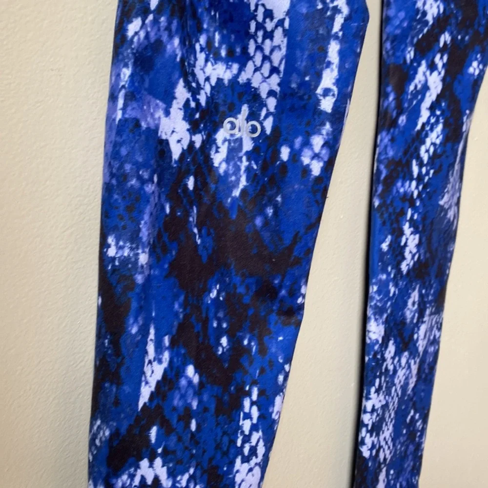 Alo Yoga | Airbrush Leggings in Electric Blue Python Size Large